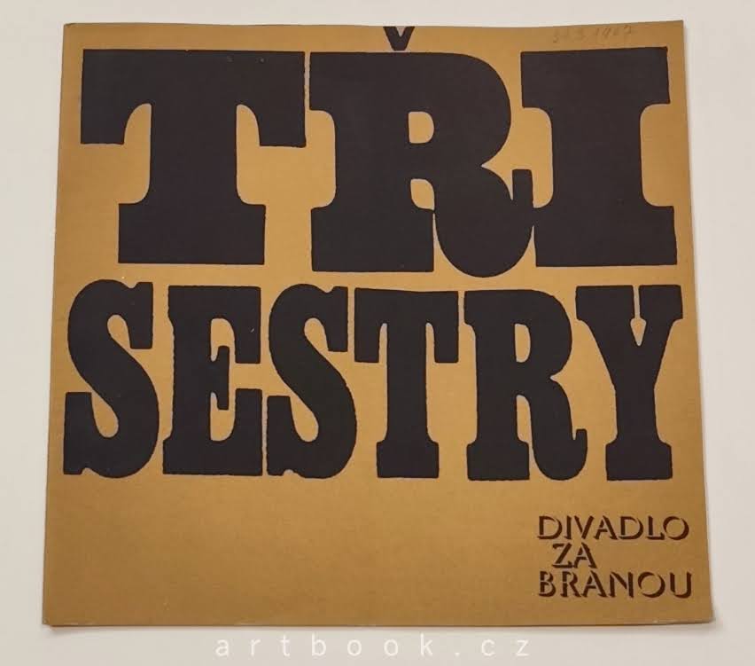 Koudelka - TŘI SESTRY. Divadlo za branou. 6 fotografií JOSEF KOUDELKA. - 1966.