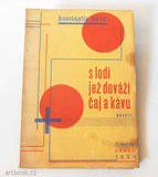 Teige - BIEBL; KONSTANTIN: S LODÍ; JEŽ DOVÁŽÍ ČAJ A KÁVU. / 1928.