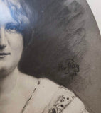 Portrét Hany Benešové, manželky československého prezidenta Edvarda Beneše.