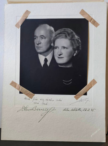 Portrétní fotografie Edvarda Beneše  a jeho manželky Hany Benešové, podpisy obou, „Aston Abbotts, 23.2.45“