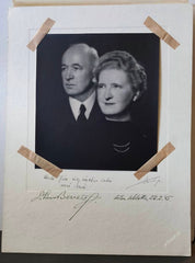 Portrétní fotografie Edvarda Beneše  a jeho manželky Hany Benešové, podpisy obou, „Aston Abbotts, 23.2.45“
