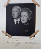 Portrétní fotografie Edvarda Beneše  a jeho manželky Hany Benešové, podpisy obou, „Aston Abbotts, 23.2.45“