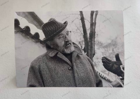 JAN WERICH. Portrét s rukavicí. Orig. fotografie 125x175.