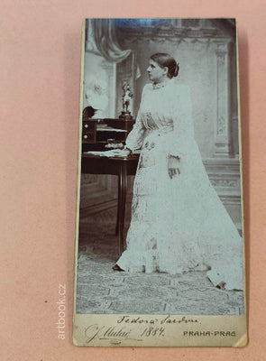 SKLENÁŘOVÁ-MALÁ; OTÝLIE. (1844 - 1912) - herečka. Fotografie Atelier J. Mulač, Praha.