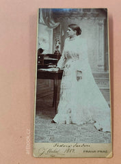 SKLENÁŘOVÁ-MALÁ; OTÝLIE. (1844 - 1912) - herečka. Fotografie Atelier J. Mulač, Praha.