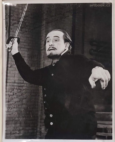 JIŘÍ VOSKOVEC - divadelní fotografie z představení Hamleta na Broadwayi. 1964