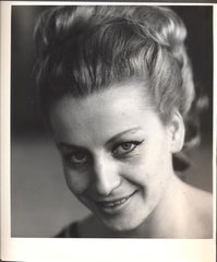 VĚRA ČÁSLAVSKÁ. Černobílá fotografie. 250x200  Nesign. (Bohumil Hynek).