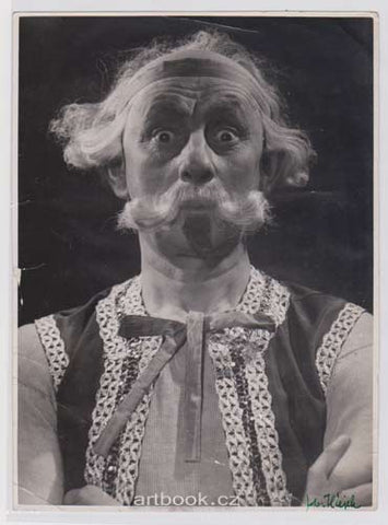 VLASTA BURIAN v roli Principála ve Smetanově Prodané nevěstě. Národní divadlo, 1943/44. Foto KAREL HÁJEK.