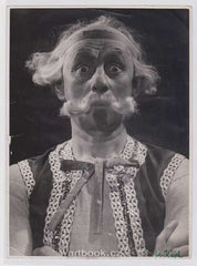 VLASTA BURIAN v roli Principála ve Smetanově Prodané nevěstě. Národní divadlo, 1943/44. Foto KAREL HÁJEK.