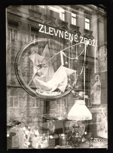 Výloha. Bromostříbrná fotografie; kontakt 270x220; velikost pap. 235x175.