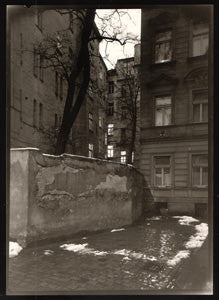 Dvorek na Újezdě. Bromostříbrná fotografie; kontakt; 270x220; velikost pap. 235x175.