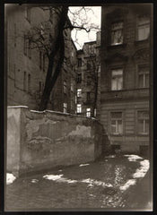 HELBICH; PETR. - Dvorek na Újezdě. Bromostříbrná fotografie; kontakt; 270x220; velikost pap. 235x175.