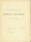 Teige - SEIFERT; JAROSLAV: MĚSTO V SLZÁCH. - 1921. Podpis JAROSLAVA SEIFERTA. Linoryty KAREL TEIGE. Prvotina J.S.