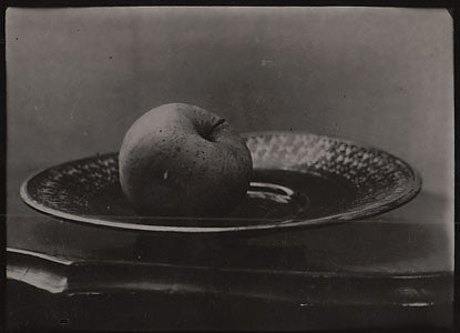 Kol. 1954. Fotografie; kontakt 125x175; papír 150x215; signováno.