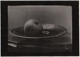 SUDEK; JOSEF. ZÁTIŠÍ S JABLKEM. - Kol. 1954. Fotografie; kontakt 125x175; papír 150x215; signováno.