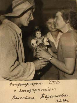 1963. Fotografie s podpisem; dedikací a datem. První žena ve vesmíru. /kosmonaut/