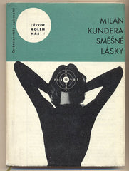 KUNDERA; MILAN: SMĚŠNÉ LÁSKY. - 1965. Život kolem nás. Podpis autora. Obálka ZDENEK SEYDL. /60/