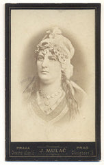 SKLENÁŘOVÁ-MALÁ; OTÝLIE. - 80. léta 19. st. Otýlie Sklenářová-Malá; herečka.  Atelier J. Mulač. Vizitka 108x68. /kabinetka/