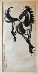 SÜ PEJ-CHUNG (1895 - 1953) KŮŇ. - 50. léta. Čína; kolorovaný dřevořez mont. na brokátu. 820x390 (výřez pasparty)