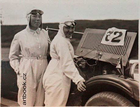 1929. 14 fotografií automobilových závodů z konce 20. let. Jezdkyně Zavřelová - Formánková.