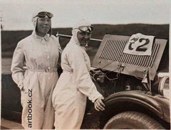 AUTOMOBILOVÝ SPORT. - 1929. 14 fotografií automobilových závodů z konce 20. let. Jezdkyně Zavřelová - Formánková.