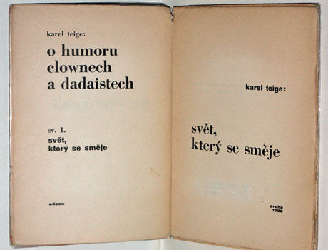 TEIGE; KAREL:  SVĚT; KTERÝ SE SMĚJE. O humoru; clownech a dadaistech. Sv. I. - 1928.