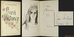 SEIFERT; JAROSLAV: PÍSEŇ O VIKTORCE. - 1950. 1. vyd. Podpis autora s dat. 1970.  Frontispice; úprava a obálka KAREL SVOLINSKÝ.