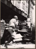 ŠTOCHL; SLÁVA. - 3 orig. fotografie z pražského povstání v květnu 1945.