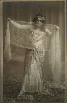 1906. Atelier Ernst Schneider; Berlin; N.W. 7. Portrét v titulní roli Salome; r. 1906. 320x190