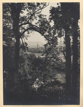 50. léta. V zámecké zahradě. Orig. fotografie; nesign.; 235x180; mont. na kartonu 340x290. 