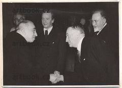 Hácha; Nechleba; Španiel; Švabinský; Kafka. - 1939. Setkání umělců s prezidentem Emilem Háchou. 10.3. 1939. S.V.U. MÁNES. Foto Centropress.