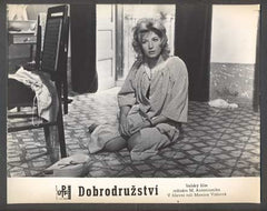 DOBRODRUŽSTVÍ. - 1960. Propagační filmová fotografie; 'fotoska'. Monica Vitti. 'Fotoska'.