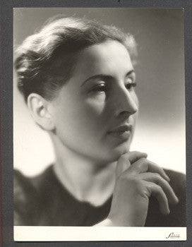 Kol. 1940. Černobílá fotografie. Foto Ströminger. /divadlo/osobnost/
