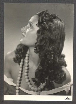 Kol. 1940. Černobílá fotografie. Foto Ströminger.  /divadlo/osobnost/