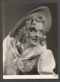 1941. Černobílá fotografie. Foto Ströminger.  /divadlo/osobnost/
