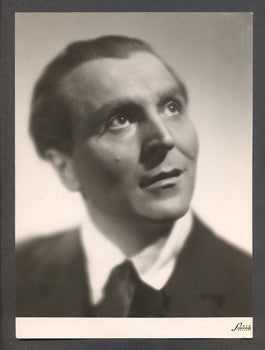1942. Černobílá fotografie. Foto Ströminger.  /divadlo/osobnost/