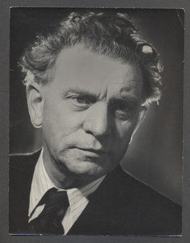 Černobílá fotografie.  /divadlo/osobnost/