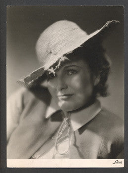 1940. Černobílá fotografie. Foto Ströminger.  /divadlo/osobnost/