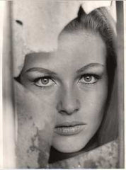 SOELDNER; IVAN. (1939–1970): OLGA SCHOBEROVÁ. - 2 Fotografie. 240x180; 180x240. Nedat. Signováno razítkem na rubu.