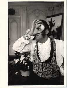 Fotografie. 240x180. 'SALVADOR DALÍ (s vejcem). 1969; signováno tužkou. /q/