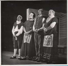 VOSKOVEC a WERICH; ŠMERAL; PLACHTA. - Foto ILLEK a PAUL. Ze hry NEBE NA ZEMI. /w/osobnosti/