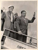 VOSKOVEC a WERICH. - V+W vystupují z letadla při své první návštěvě v Hollywoodu v r. 1941. /w/osobnosti/