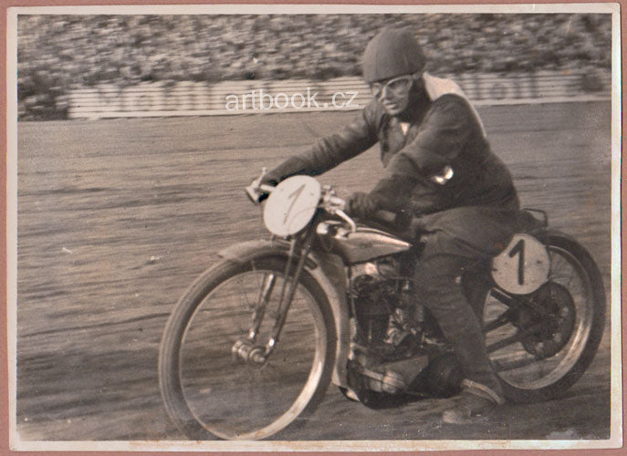 Plochá dráha v Praze, reportážní fotografie z r. 1936. / INDUSFOTO