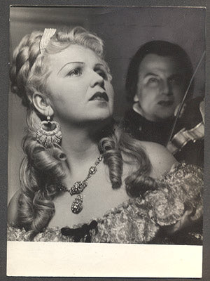 SLÁVKA PROCHÁZKOVÁ. - Dobová fotografie KAREL HÁJEK. 1942. /divadlo/